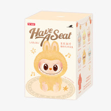 THE MONSTERS Neem plaats – Verrassingsdoos met vinyl knuffelhanger